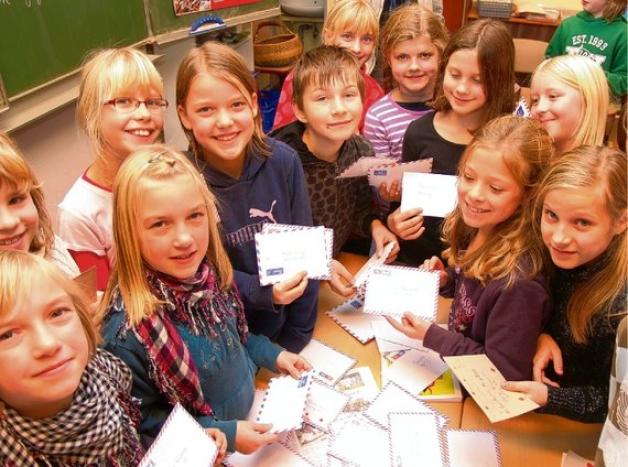 Post aus Sien: Die Mädchen und Jungen der Klasse 4a freuen sich über die Antwortschreiben auf ihre eigenen Briefe. Foto: Kühl
