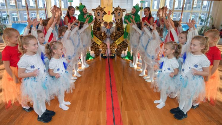 Mitglieder der Fürstenwalder United Dancers samt Maskottchen Giraffe Freasy tragen Kostüme vom Stück „Power of Elements“.