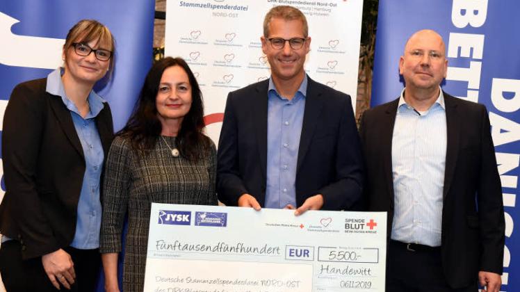 Christian Schirmer vom „Dänischen Bettenlager“ überrreicht 5500 E