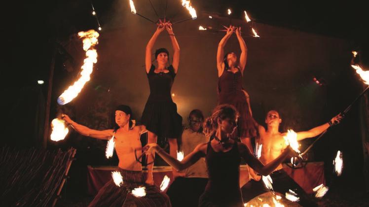 Heißes Spektakel: Auch die Feuerkünstler vom Cocolorus Budenzauber sorgen mit Flammen für viele strahlende Augen. 