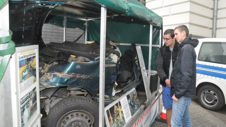 Vor dem Justizministerium konnten Matthias Schellhaase und Timo Templin ein zertrümmertes Autowrack ansehen. 