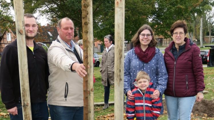 Auch sie sind jetzt stolze Baumpaten: Familie Röhlk aus Bohnenburg. 