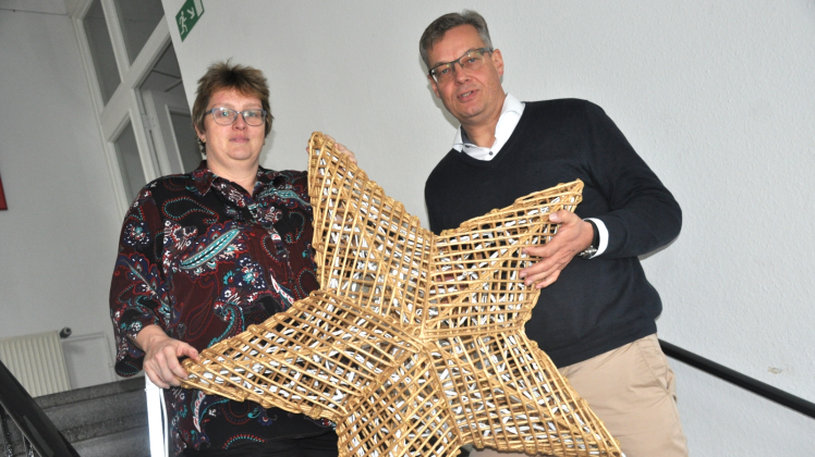 Einer der Weihnachtssterne für Neustadt-Glewe: Bürgermeisterin Doreen Radelow und Gewerbevereinsvorsitzender Christian Rosenkranz freuen sich über die große Spendenbereitschaft.