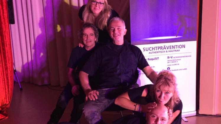 Die Mitglieder des Theater- und Suchtprojekts „Requisit“ um Nora Staeger (2. v. unten) fanden einen ganz besonderen Zugang zu den Dömitzer Schülern. 