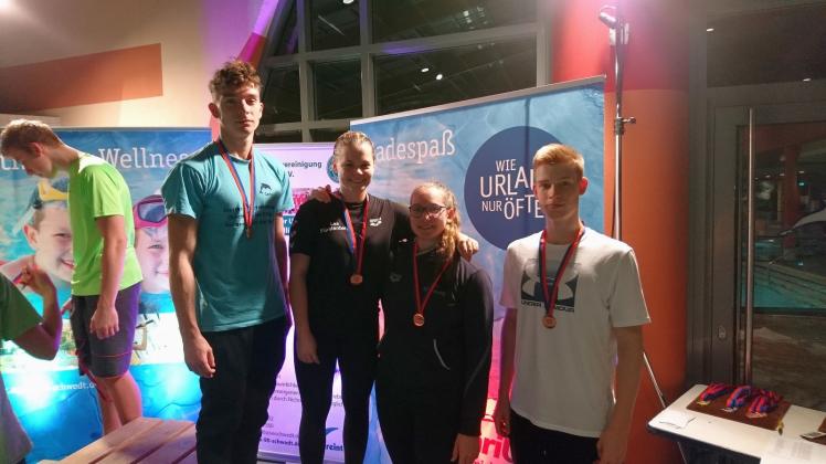 Bronze gewann die SCDW-Mixstaffel über 4 x 50 m in der Besetzung Luc Nadolny, Lea Fürstenberg, Lea Altenburg und Carlo Wolf (v. l.). 