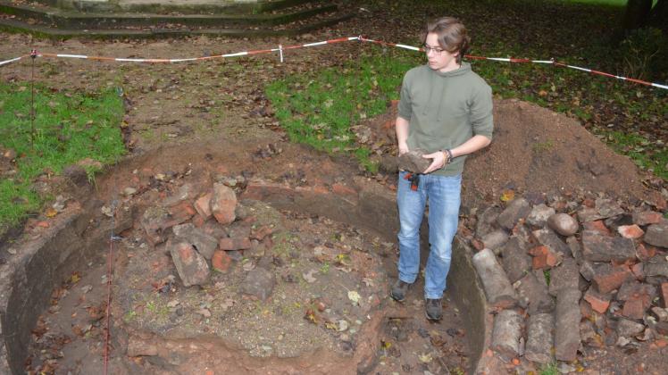 Brunnen aus der Gutszeit: Toralf Nemitz (19) hat bisher die Überreste freigelegt. Die Familie von Bernstorff ließ offensichtlich das Wasserspiel in der Nähe des Pavillons bauen. 