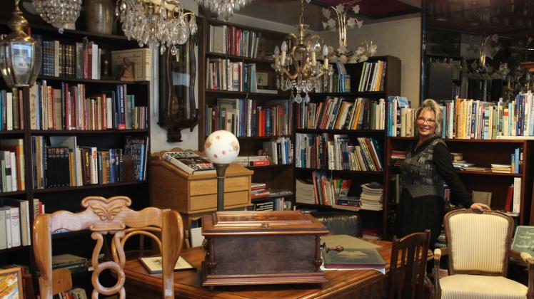 Inmitten von alten Büchern und besonderen Möbelstücken arbeitet Kirsten Tonagel im „Kleinen Antiquariat“.