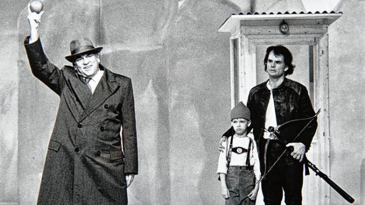Veit Schubert als Wilhelm Tell in der legendären  Inszenierung von Christoph Schroth, die im Frühjahr 1989 am Schweriner Theater Premiere hatte. Den Reichsvogt Gessler spielte Heinrich Schmidt (l.), den Tell-Sohn Jakob Harms. 