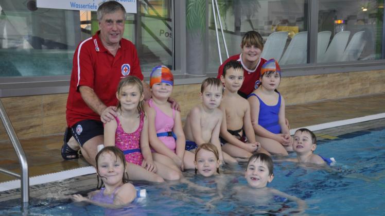 2012 in der „Oase“: Vorschulkinder lernen bei Christian Möller von der DRK-Wasserwacht Güstrow schwimmen. 