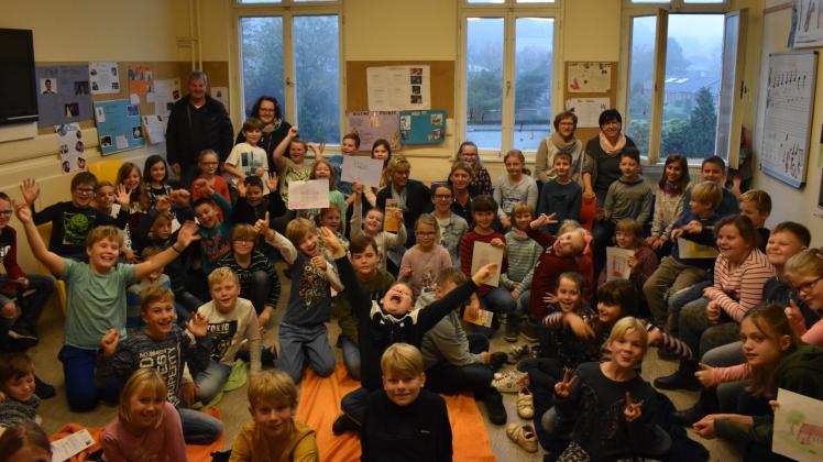 Die Freude über den Projekttag an der Zahrensdorfer Kirche ist groß bei den Grundschülern der „Ludwig-Reinhard“-Schule. 