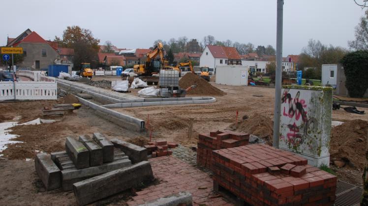 71 asphaltierte Stellflächen entstehen an der Lübschen Straße in Gadebusch.