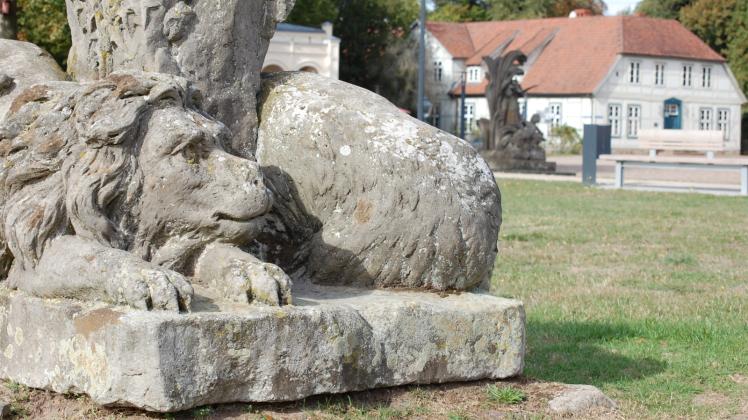 Löwe und Eisbär: Alten Ludwigslustern ist diese Skulptur jedoch noch als Sonnenuhr bekannt.