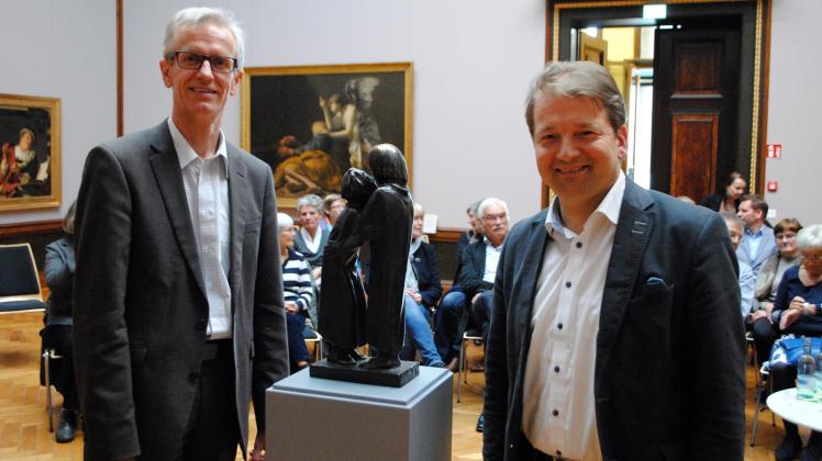 „Das Wiedersehen“, so heißt die Skulptur von Ernst Barlach,  über die Generalintendant Lars Tietje mit Museumsdirektor Dr. Dirk Blübaum (l.) in der Reihe „Rendezvous“ sprach. 