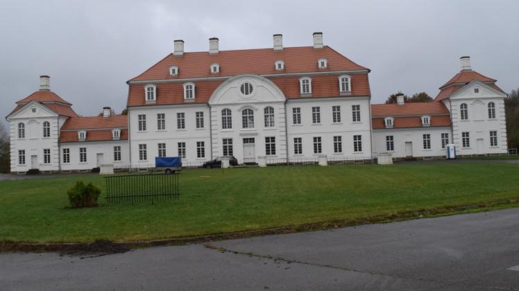 Fassade und Dach haben die neuen Eigentümer schon saniert vorgefunden. Den Vorgarten soll bald wieder ein Springbrunnen zieren. 