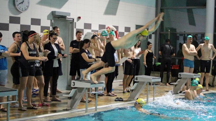 Der Ansturm war groß beim ersten Spendenschwimmen in Güstrow im März. 