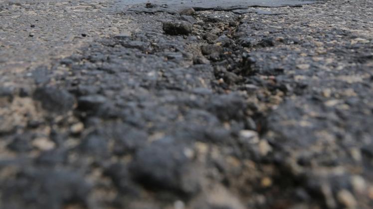 Wird in Bokholt-Hanredder die Straßenbaubeitragssatzung abgeschafft, profitieren vor allem die Anwohner der Waldstraße davon – denn dort wird schon seit längerem eine Sanierung der maroden Asphaltdecke avisiert. 