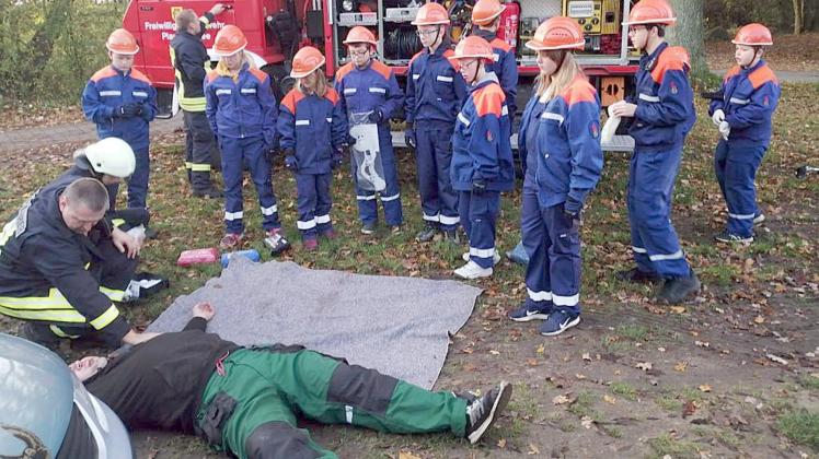 Alles nur eine Übung: Für die Plauer Nachwuchs-Brandschützer war eine Unfallsituation gestellt worden.