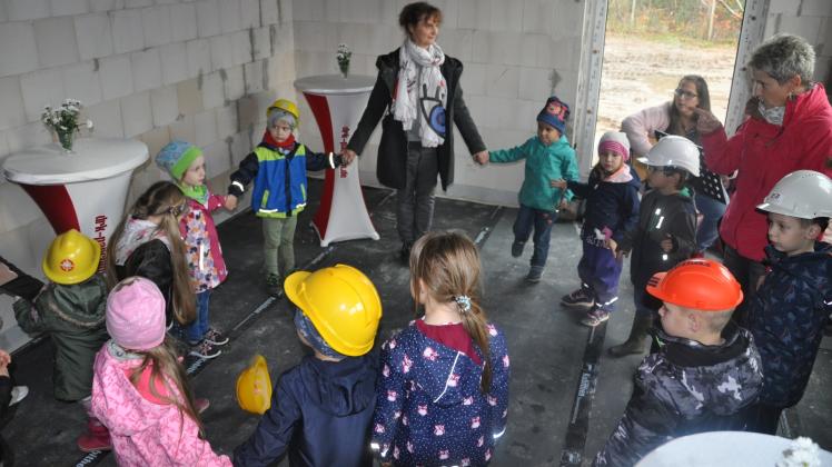 Vorfreude auf das neue Domizil: Beim Richtfest im Oktober zeigten Kindergartenkinder im Rohbau in der Karl-Marx-Straße ein Programm. 
