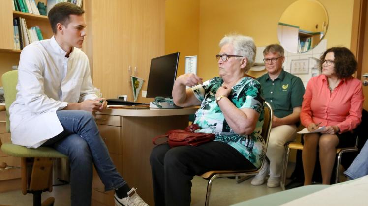 Medizinstudent Giuliano Bandiko (l.) im Gespräch mit Patientin Gerda Schmidt. Allgemeinmediziner Stefan Zutz und Jana Jünger vom Institut für medizinische und pharmazeutische Prüfungsfragen begleiten den Test. 