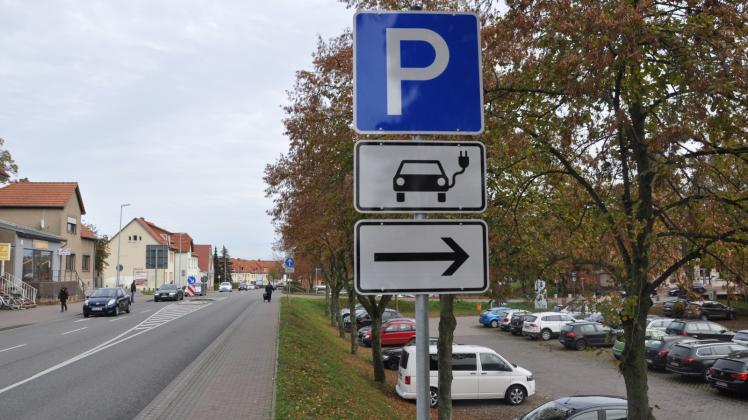 Ein Zusatzzeichen zeigt seit Freitag den Weg zur Ladesäule für Elektrofahrzeuge am Wall in Sternberg. 