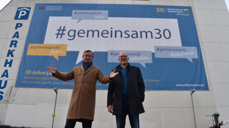 Staatskanzleichef Heiko Geuse (l.) und Marketingchef Peter Kranz vor dem neuen Plakat