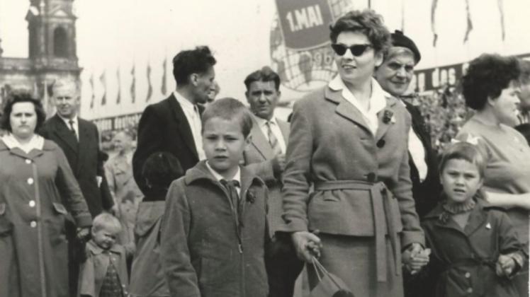Bärbel Treutler mit ihrer Mutter und ihrem Bruder zur 1. Mai-Demonstration 1961 auf dem Marx-Engels-Platz in Berlin. 