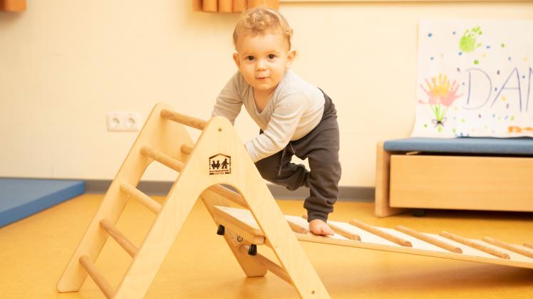 Stolz erklimmt der kleine Aldo das Pikler-Dreieck. 