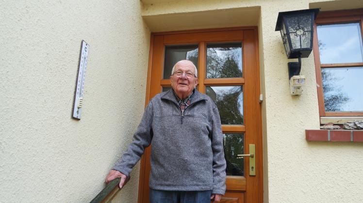 Um Spenden für die Deutsche Kriegsgräberfürsorge zu sammeln, geht Bernhard Häntschel in diesem Jahr letztmalig durch Plötzenhöhe. 