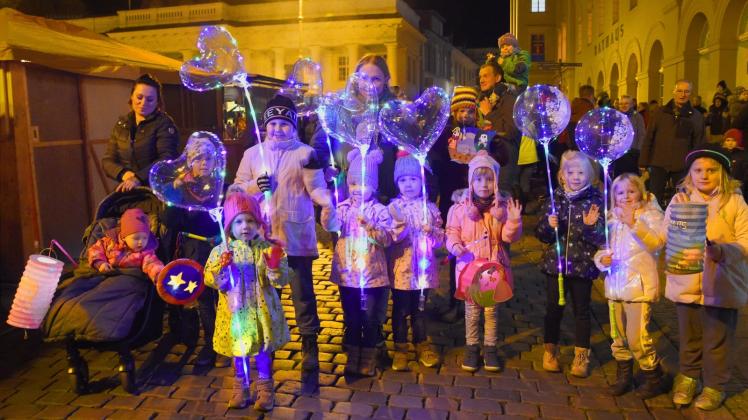 Schwerins größter Lampionumzug: Hunderte Kinder zogen mit ihren Eltern und Großeltern durch die Gassen der Innenstadt.  