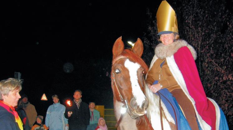 St. Martin auf dem Pferd reitet heute in Güstrow vorneweg. 