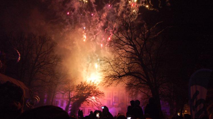 Fulminates Feuerwerk zum Lichtwoche-Finale Zahlreiche Zuschauer zeigten sich am Sonnabend begeistert von dem schönen Finale der Lichtwoche Rostock.