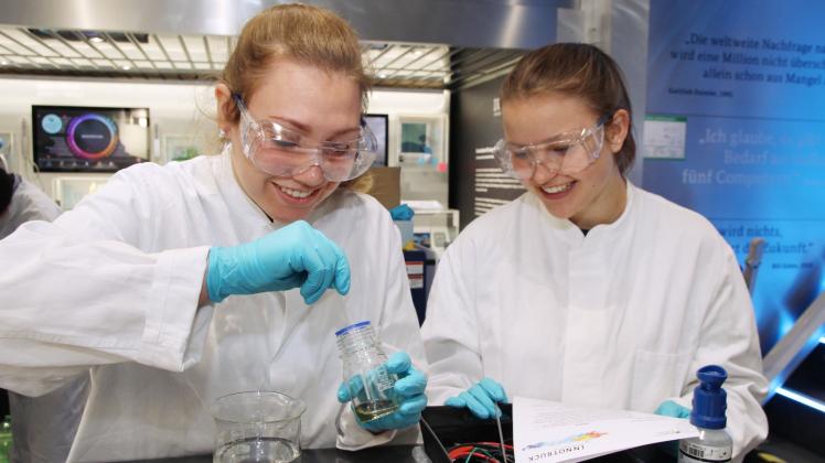 Mitmachen angesagt: Schülerinnen und Schüler werden im Innotruck selbst experimentieren können. 