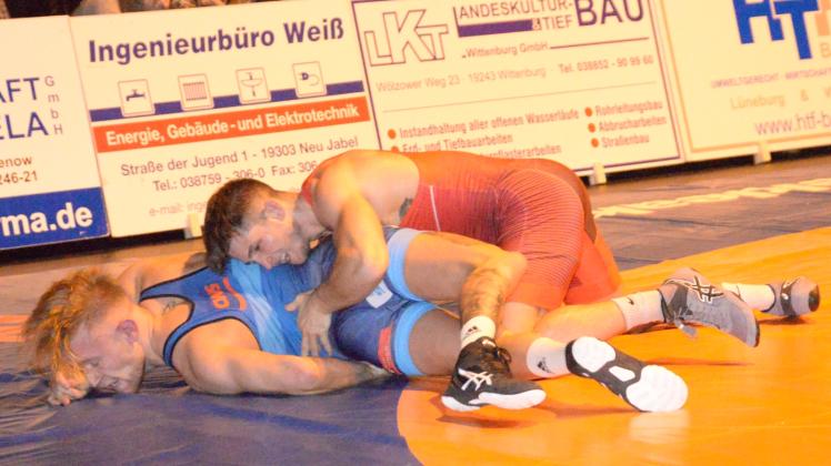 Voll im Griff: Lübtheens Frederik Bjerrehuus (in Rot) ließ bei seinem klaren 12:0-Punktsieg gegen Melvin Pelzer so gar nichts anbrennen.