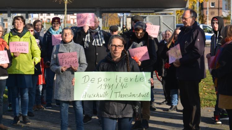 Vom Bahnhof traten gestern knapp 50 Güstrower den „Weg der Erinnerung“ zum Marktplatz an und gedachten damit den ermordeten Juden aus der Barlachstadt. Karen Larisch (vorne) führte den Gedenkmarsch an. 