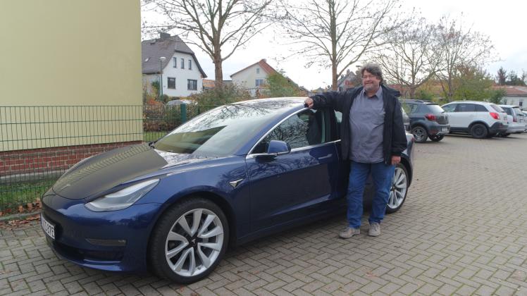 Mit seinem metallic-blauen Tesla Model 3 legte Frank Degner die knapp 1000 Kilometer lange Strecke von Emmendingen bei Freiburg am Breisgau nach Lübz zurück. 