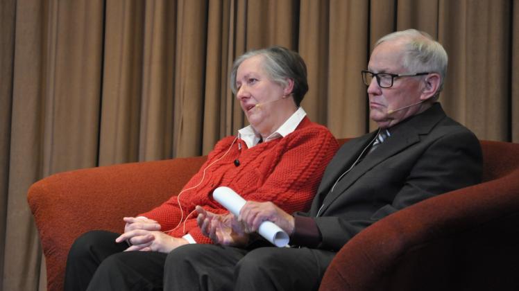 Erinnern sich auf dem Roten Sofa an den Herbst 1989: Renate Vollbrecht und Christophorus Baumert. 