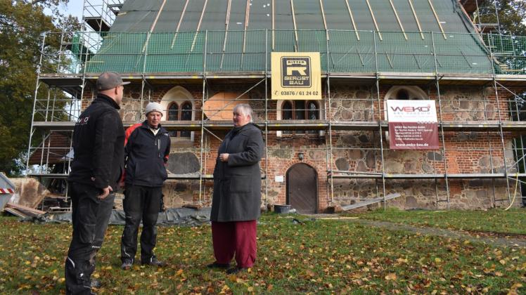 Unübersehbarer Baufortschritt in Lancken: Pastorin Ulrike Kloss kennt die beiden Maurer Matthias Lehmann und Ralph Schwießelmann schon von der Siggelkower Kirchensanierung. 