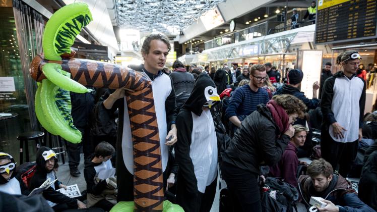 Erst vor, dann wird im Terminal protestiert.