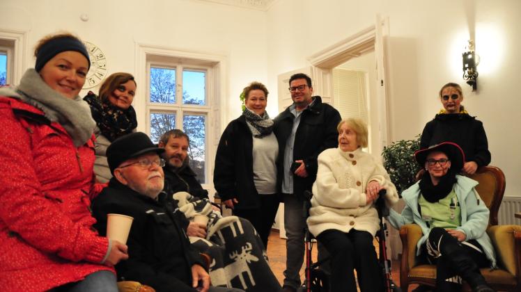 Wie in einer großen Familie gestalten Mandy und Nico Rühlmann (Mitte) das Leben mit den Bewohnern im Schloss in Trebbow. 