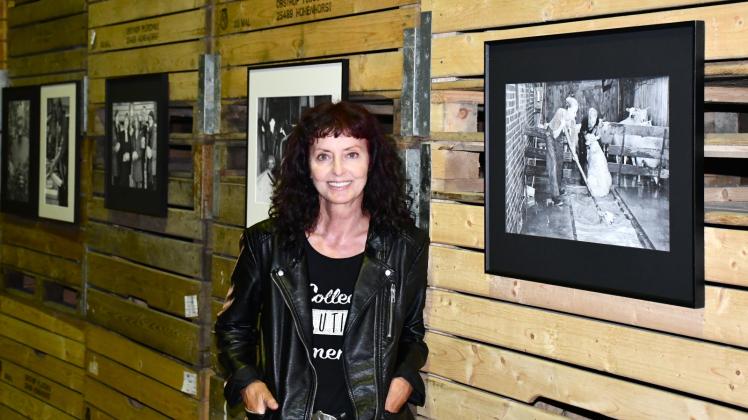 Kirsten Heer bei ihrer Ausstellung „Menschen bei der Arbeit“ auf dem Obsthof Plüschau im September. 
