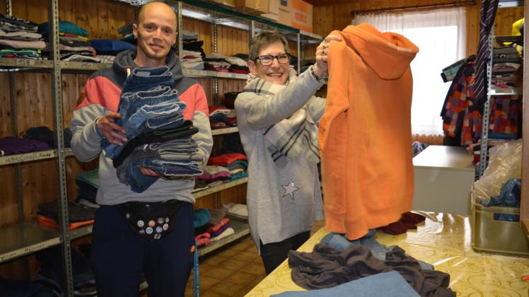 Brauchen aktuell vor allem Winterbekleidung für sozial Bedürftige: die ehrenamtlichen Mitarbeiter in der DRK-Kleiderkammer in der Hagemeisterstraße 5 in Güstrow, Ronny Selbert und Bärbel Stender. 