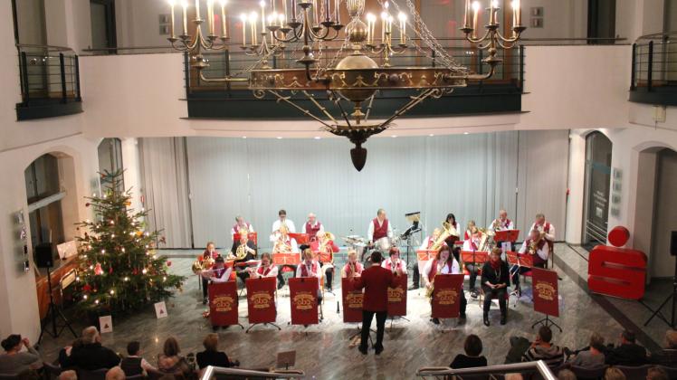 Das Elde-Blasorchester stimmt auf Weihnachten ein.