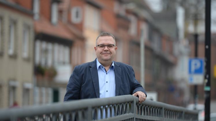 Hauptberuflich steigt er anderen aufs Dach als Schornsteinfeger. Im Ehrenamt ist er seit 129 Tagen Gadebuschs neuer Bürgermeister: Arne Schlien. 
