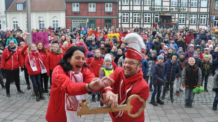 Die Narren sind an der Macht in Sternberg: Karnevals-Präsidentin Andrea Thiele und Zeremoniemeister Mathias Krause-Rohde fangen den Rathausschlüssel auf. 