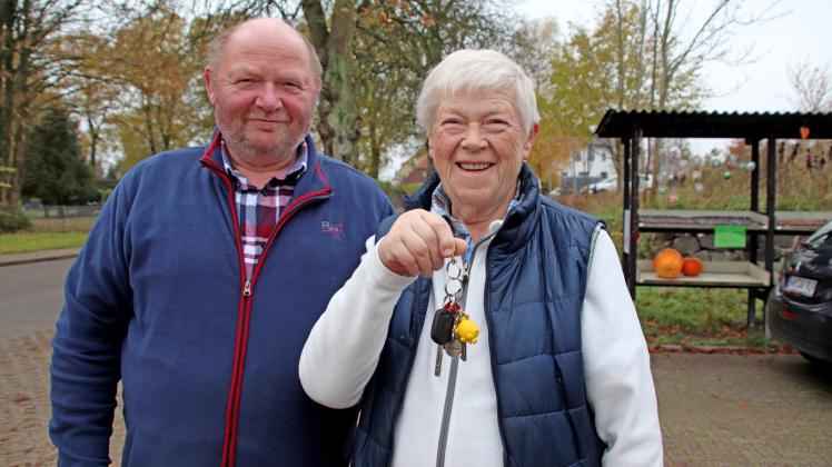Sie haben ihren Schlüssel wieder: Wolfgang und Petra Schultheiß sagen Elmar Pingel ganz herzlichen Dank!   