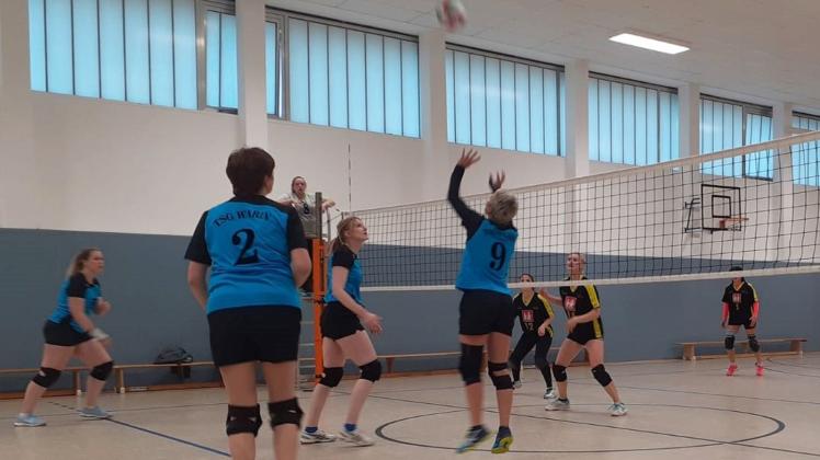 Die Wariner Volleyballerinnen ziehen in der Landesklasse einsam ihre Kreise an der Spitze.