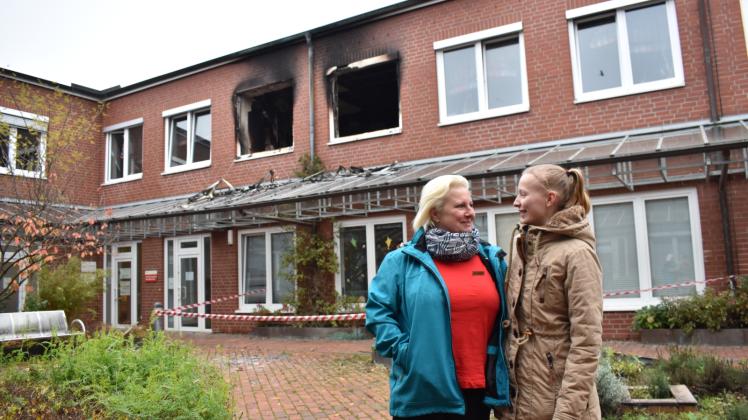  Hat die Feuerwehr gerufen: Anne Maaske (r.). Sie erzählt Jana Meier, wie beängstigend die Situation war. 