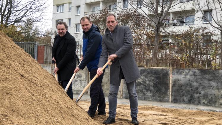 Spatenstich mit Architekt Jens-Peter Kasbohm, DRK-Geschäftsführer Jens Leupold und Sozialdezernent Andreas Ruhl (v. l.). 