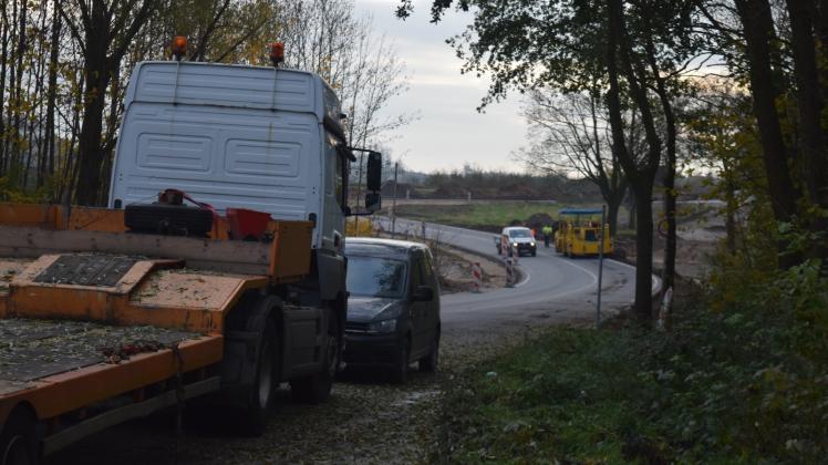 Arbeiten an der Bankette auf dem neuen Trassenabschnitt der Kreisstraße 31 bei Krassow