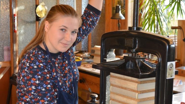 Altes Handwerk, altes Werkzeug: In ihrer Werkstatt in der Güstrower Schondorfstraße widmet sich die 29-jährige Laura Gieseking der klassischen Buchbinderei. 